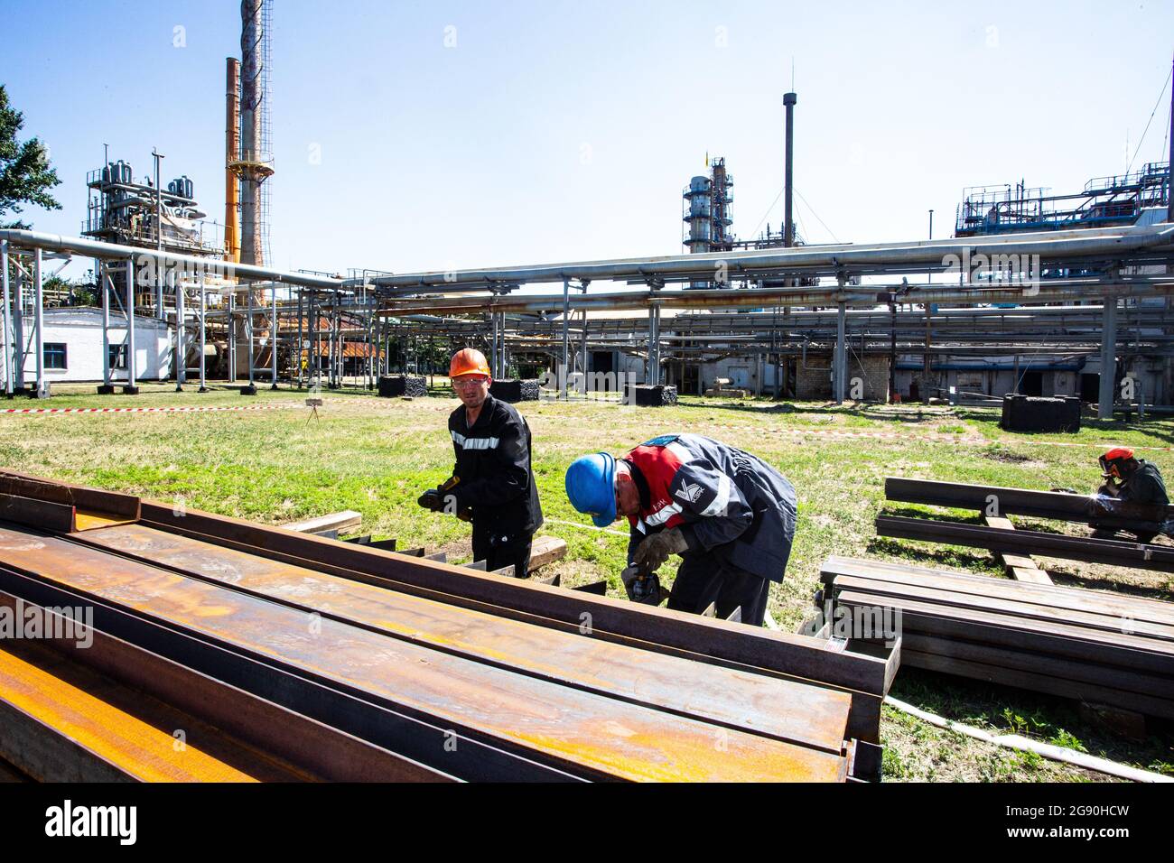 Soldadores ucranianos que trabajan en el terreno de construcción de la refinería de gas UkrGazDobycha Shebelinka 20.000 b/d en la región de Kharkov, en el este de Ucrania. Foto de stock