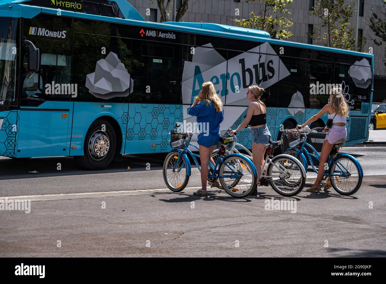 Barcelona, España. 23rd de julio de 2021. Los turistas en bicicleta que  visitan la ciudad se ven frente al Aerobus en Plaza Catalunya.El turismo  parece disfrutar de la ciudad con su 'regreso