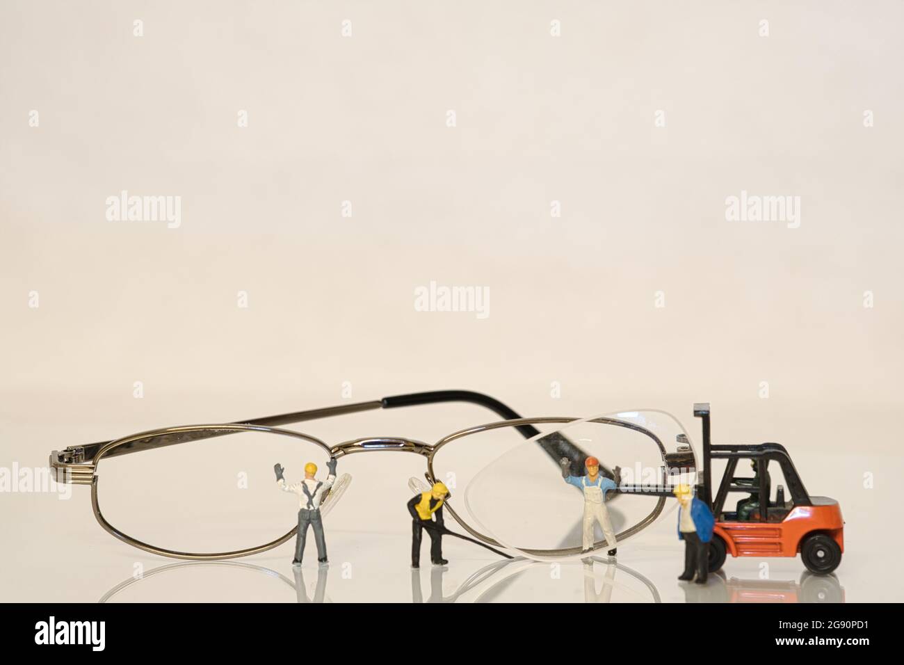 Grupo de trabajadores de la construcción en miniatura poder de trabajo a las gafas de fijación - divertido concepto abstracto fantasía Foto de stock