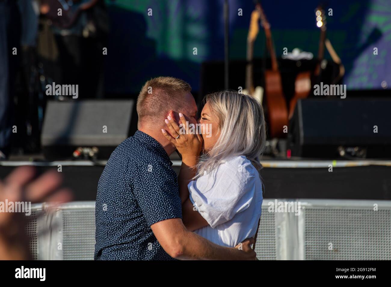 Compromiso pareja besos tras propuesta pública en un concierto al aire libre en Helsinki, Finlandia Foto de stock