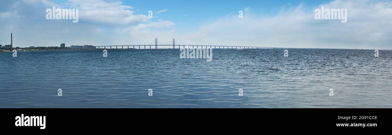 Vista panorámica del puente Oresund que conecta Dinamarca y Suecia - Malmo, Suecia Foto de stock
