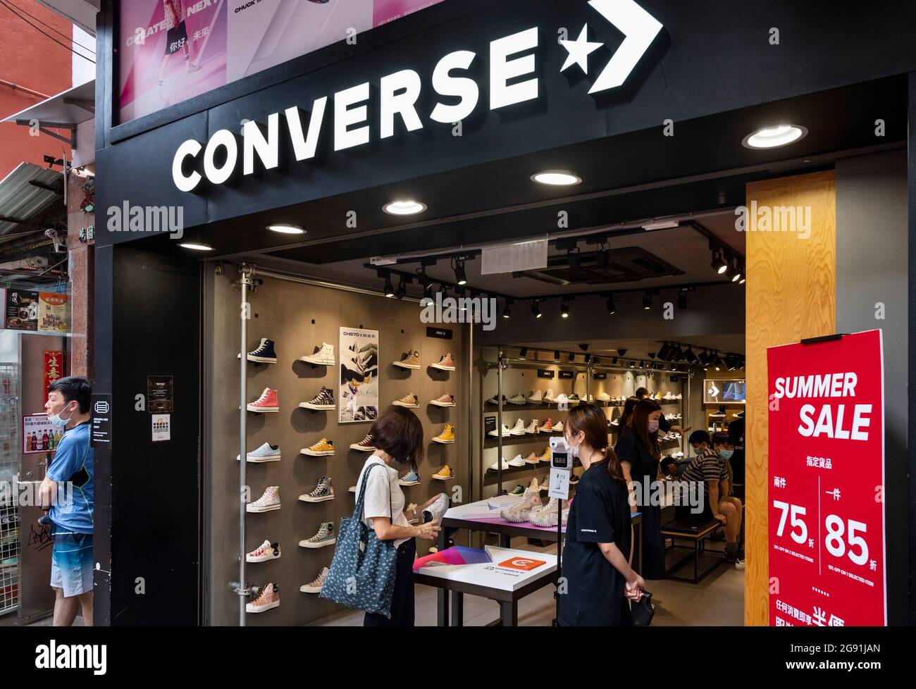 Los peatones pasan delante de la tienda Converse de la marca estadounidense de zapatillas que se ve en Hong Kong. (Foto de Budrul Chukrut / Images/Sipa USA Fotografía de stock -