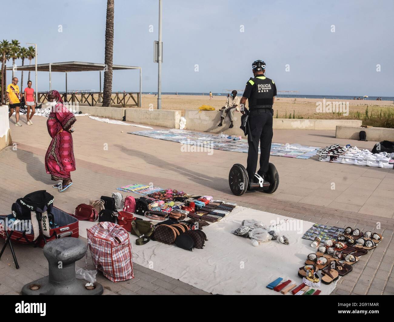 Vendrell, España. 23rd julio de 2021. Una Policía Local de Vendrell en una Sagway patrulla un área donde los vendedores callejeros venden sus productos ilegales. La Policía Local de Vendrell, como