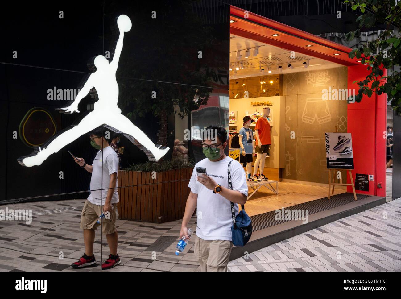 Hong Kong, China. 17th de julio de 2021. Un peatón pasa por delante de la marca  deportiva estadounidense y producida por Nike, Air Jordan, tienda en Hong  Kong. (Imagen de crédito: ©