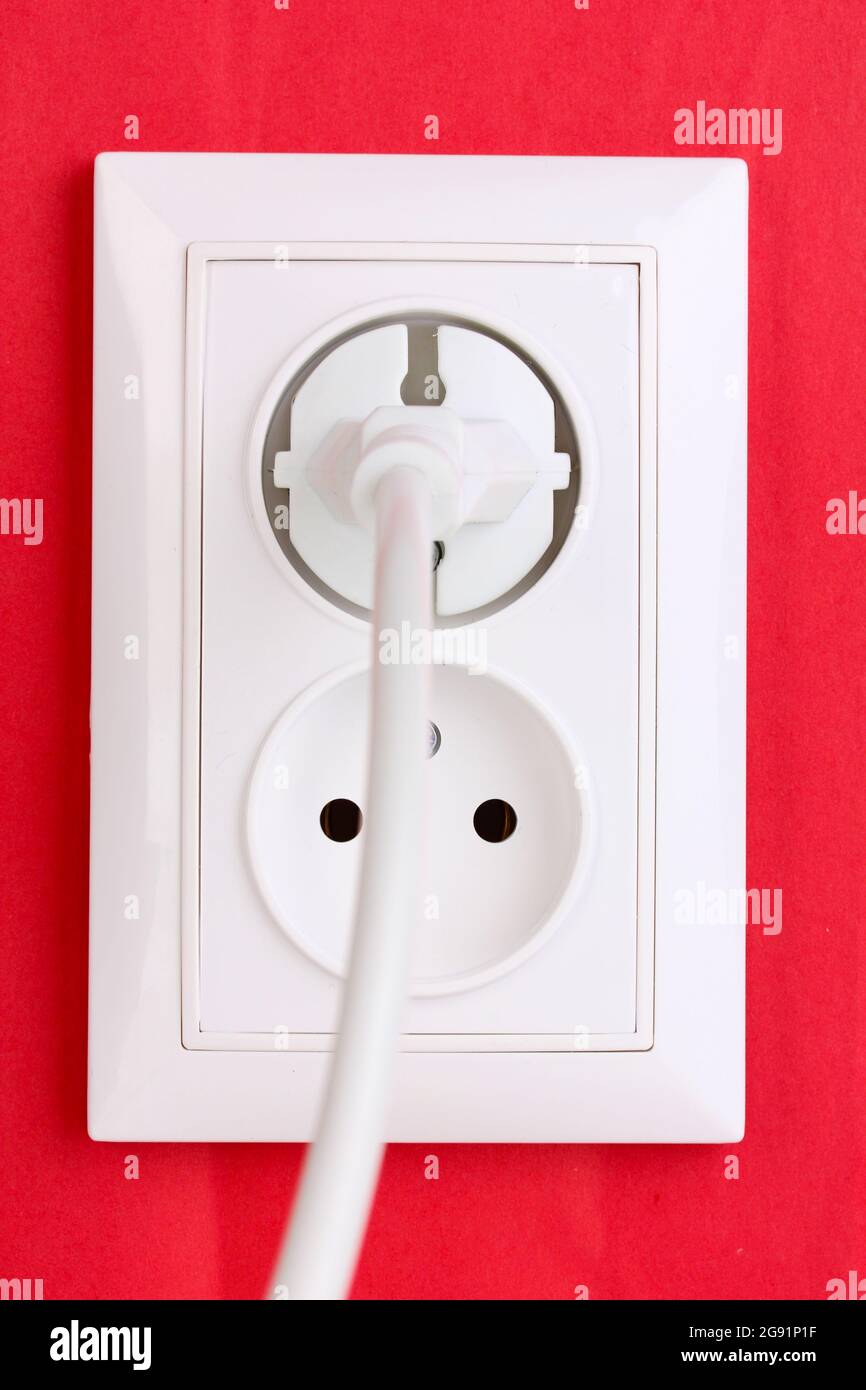 Blanco eléctrico con enchufe hembra de la pared Fotografía de stock - Alamy