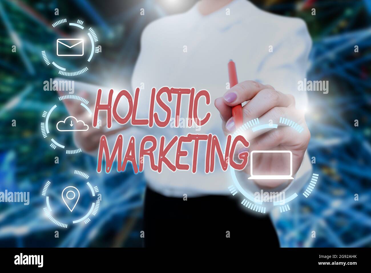 Pantalla conceptual Holística Marketing, idea de negocio desarrollado pensando en el negocio como una dama entera en Uniform Holding Tablet en mano Virtua Foto de stock
