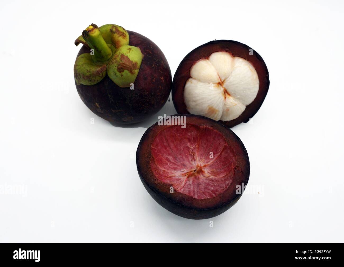 El mangostán, listo para comer, es una fruta beneficiosa para la salud Foto de stock