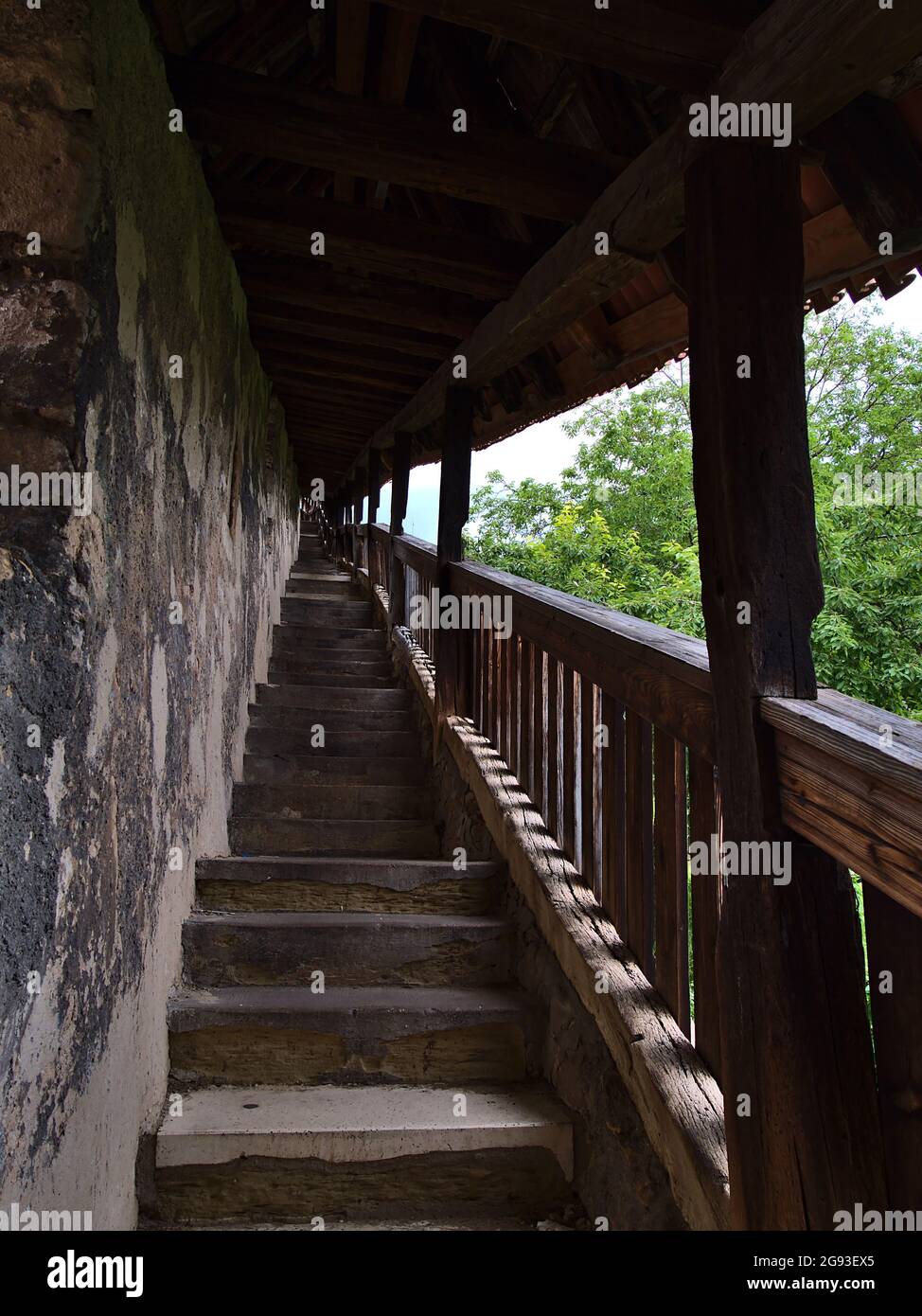 Disminución de la perspectiva del paso histórico Seilergang en Esslingen am Neckar, Baden-Württemberg, Alemania que conecta el centro de la ciudad con el castillo. Foto de stock