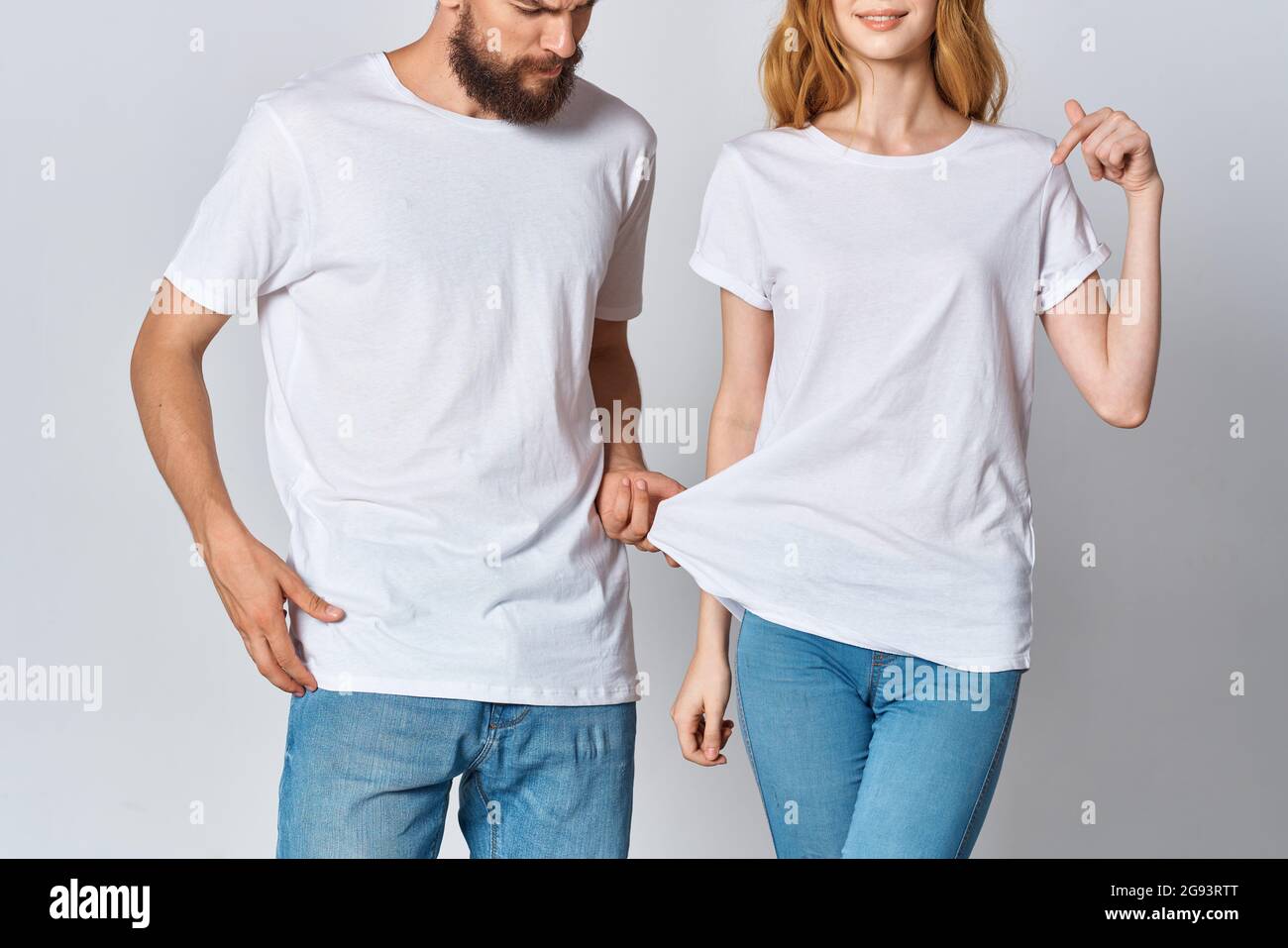 Pareja pareja Twin blanco camisetas blancas ropa diseño mockup, fotografía  de stock, camisa de maqueta, fondo de madera de vista superior, plantilla  JPG -  México