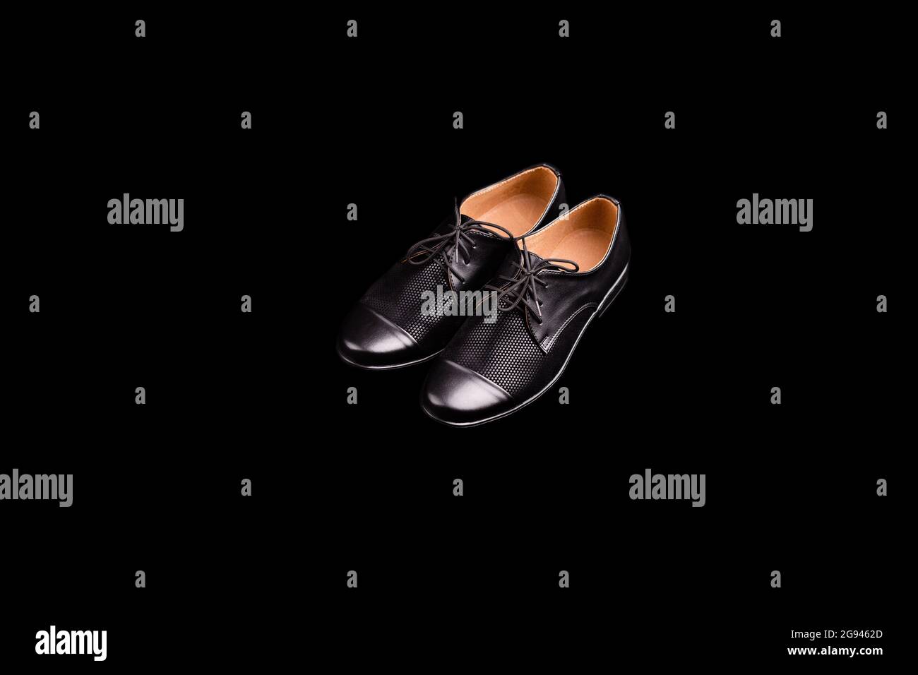Discutir Provisional Teleférico Zapatos de cuero negro aislados sobre fondo negro. Zapatillas elegantes  para hombre Fotografía de stock - Alamy