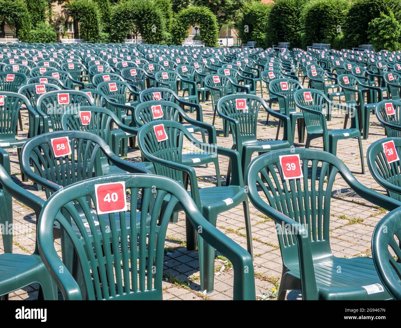 Filas de sillas de plástico verde vacías con números en el Parque de las  Rosas, Timisoara. Sillas para conciertos al aire libre, festivales y otros  eventos Fotografía de stock - Alamy
