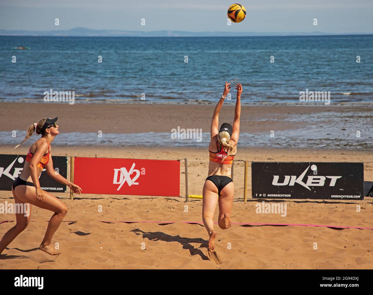 Portobello, Edimburgo, Escocia, Reino Unido. 24th de julio de 2021. UKBT Grand Slam Series Volleyball 2021 evento que es impartido por la Scottish Volleyball Association en asociación con UK Beach La pareja escocesa de Katie Barbour y Rachel Morrison ganó su primer partido 19-17 contra Tessis/Berstautaite en el primer evento escocés Grand Slam! Crédito: Arch White/Alamy Live News. Foto de stock