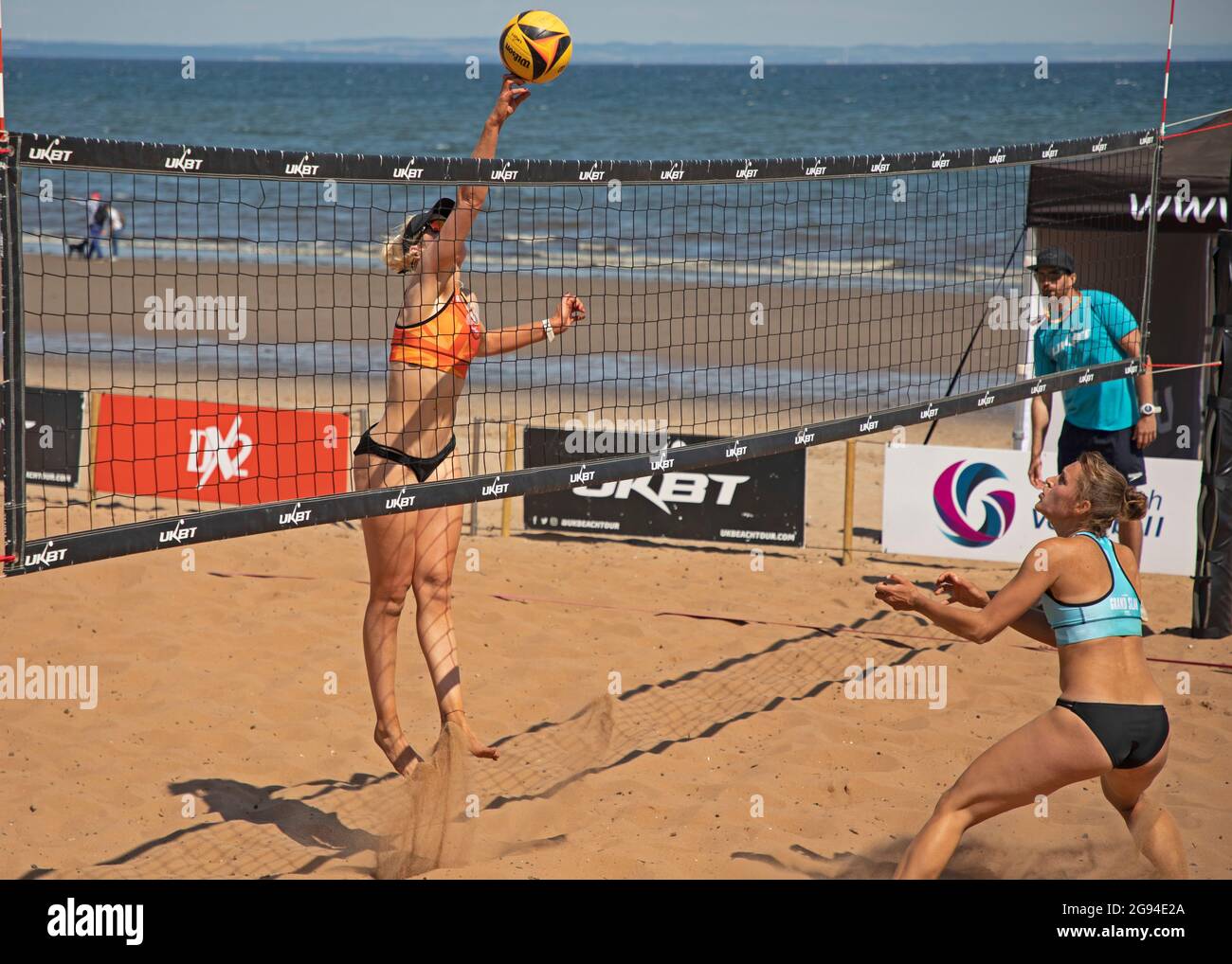 Portobello, Edimburgo, Escocia, Reino Unido. 24th de julio de 2021. UKBT Grand Slam Series Volleyball 2021 evento que es impartido por la Scottish Volleyball Association en asociación con UK Beach La pareja escocesa de Katie Barbour y Rachel Morrison ganó su primer partido 19-17 contra Tessis/Berstautaite en el primer evento escocés Grand Slam! Crédito: Arch White/Alamy Live News. Foto de stock