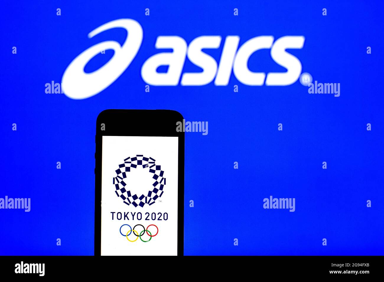 Clásico Banco de iglesia afijo España. 20th de julio de 2021. En esta ilustración de la foto se muestra un  logotipo de los Juegos Olímpicos de Tokio 2020 en un smartphone con el  logotipo de ASICS Corporation
