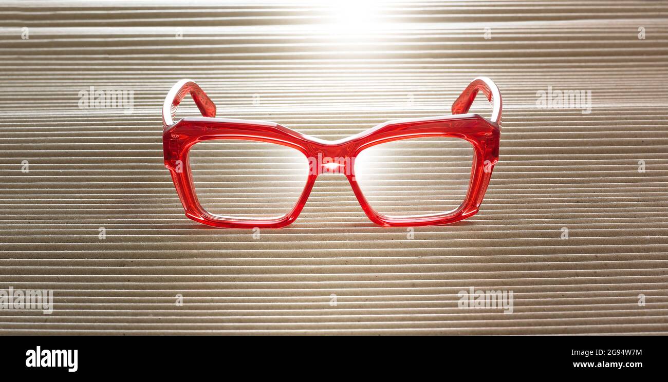 Gafas de montura roja fotografías e imágenes de alta resolución - Alamy