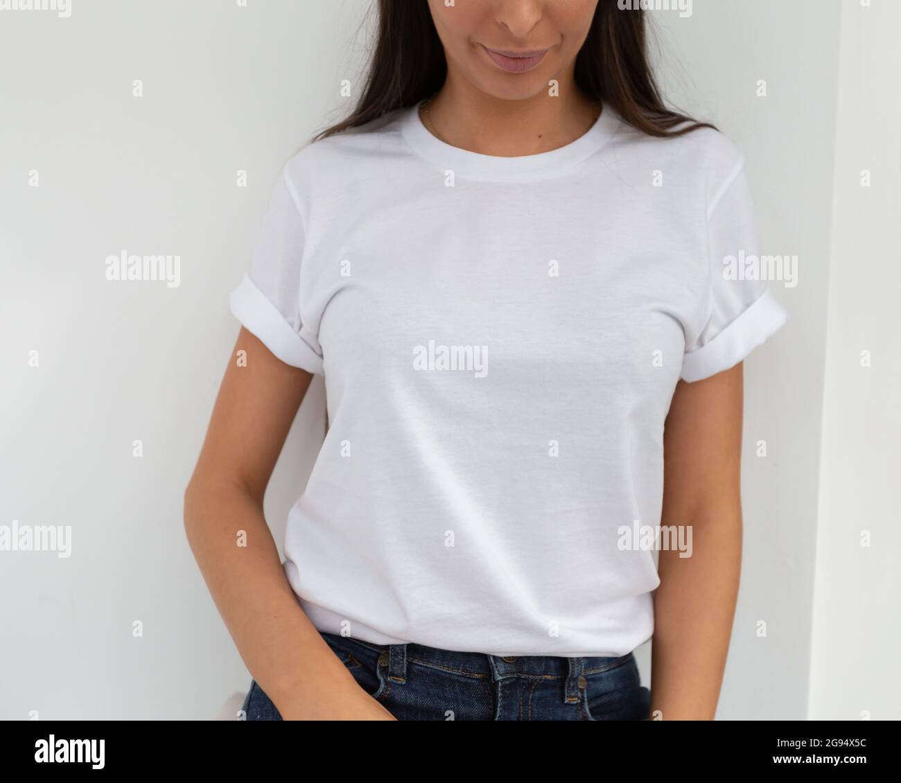 Maqueta de camisa, frontal de mujer irreconocible camiseta blanca. Copie el espacio en el área vacía de su camiseta para diseño o inscripción. blanca de estilo de moderno.