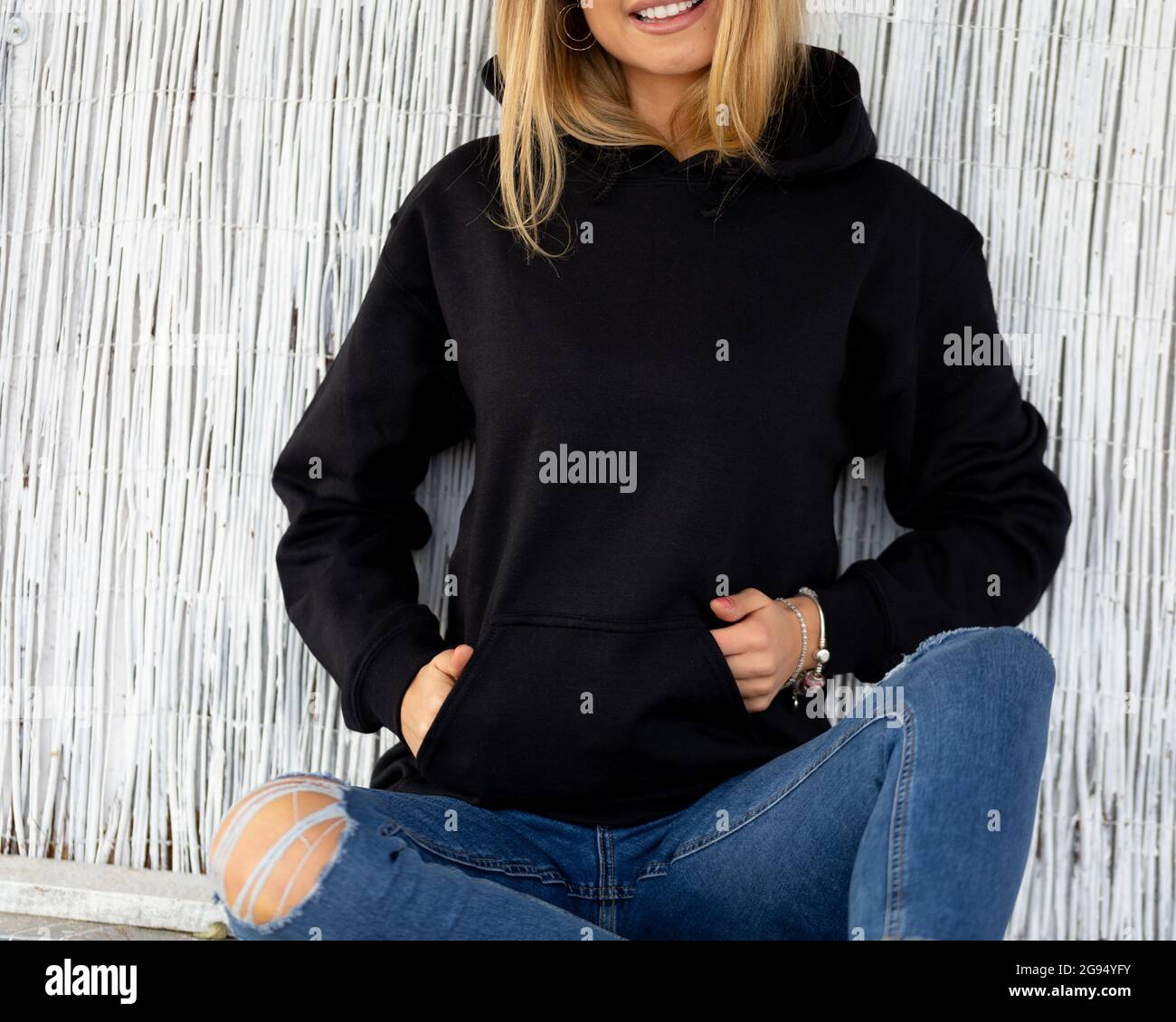 Sudadera Con Capucha Negra Fotos e Imágenes de stock - Alamy
