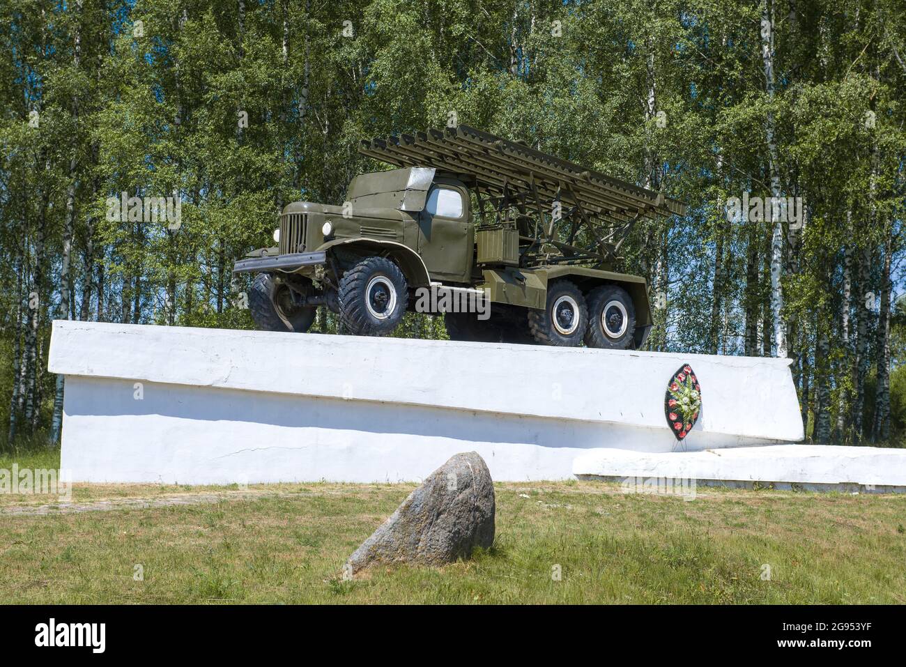 VELIZH, RUSIA - 04 DE JULIO de 2021: Monumento al Katyusha - lanzacohetes de guardia en un día soleado de julio Foto de stock