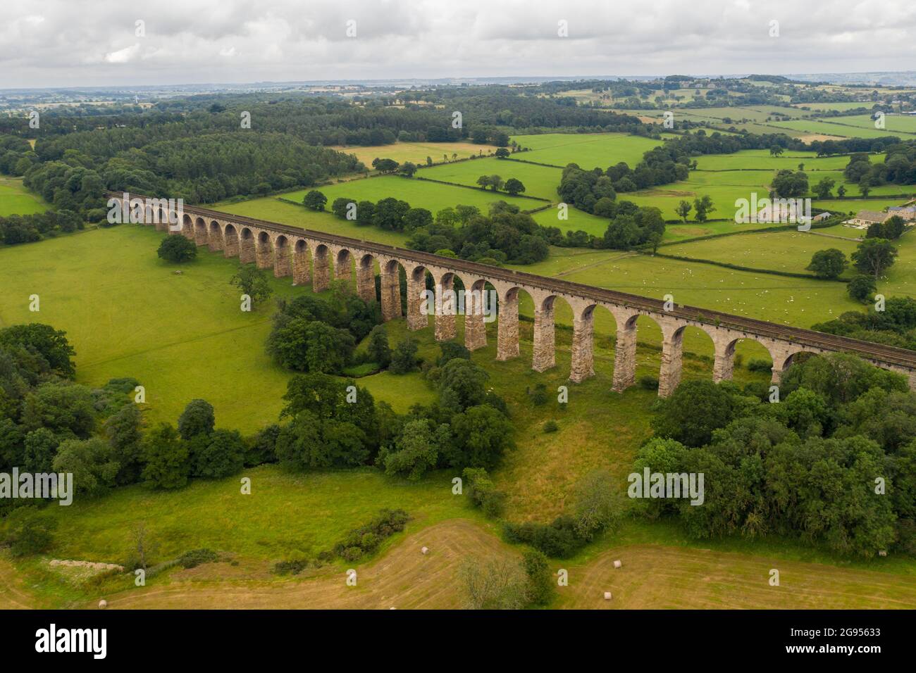 Vista aérea del paisaje del viaducto ferroviario del Valle de la Carmesí en Harrogate, Reino Unido Foto de stock