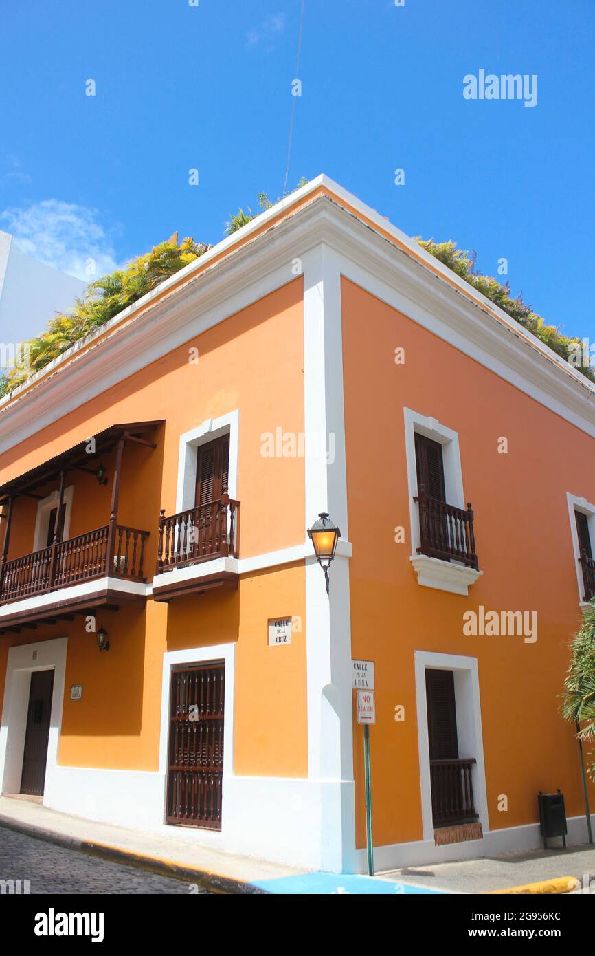 Línea de coloridas casas de una calle en el Viejo San Juan, Puerto Rico  Fotografía de stock - Alamy