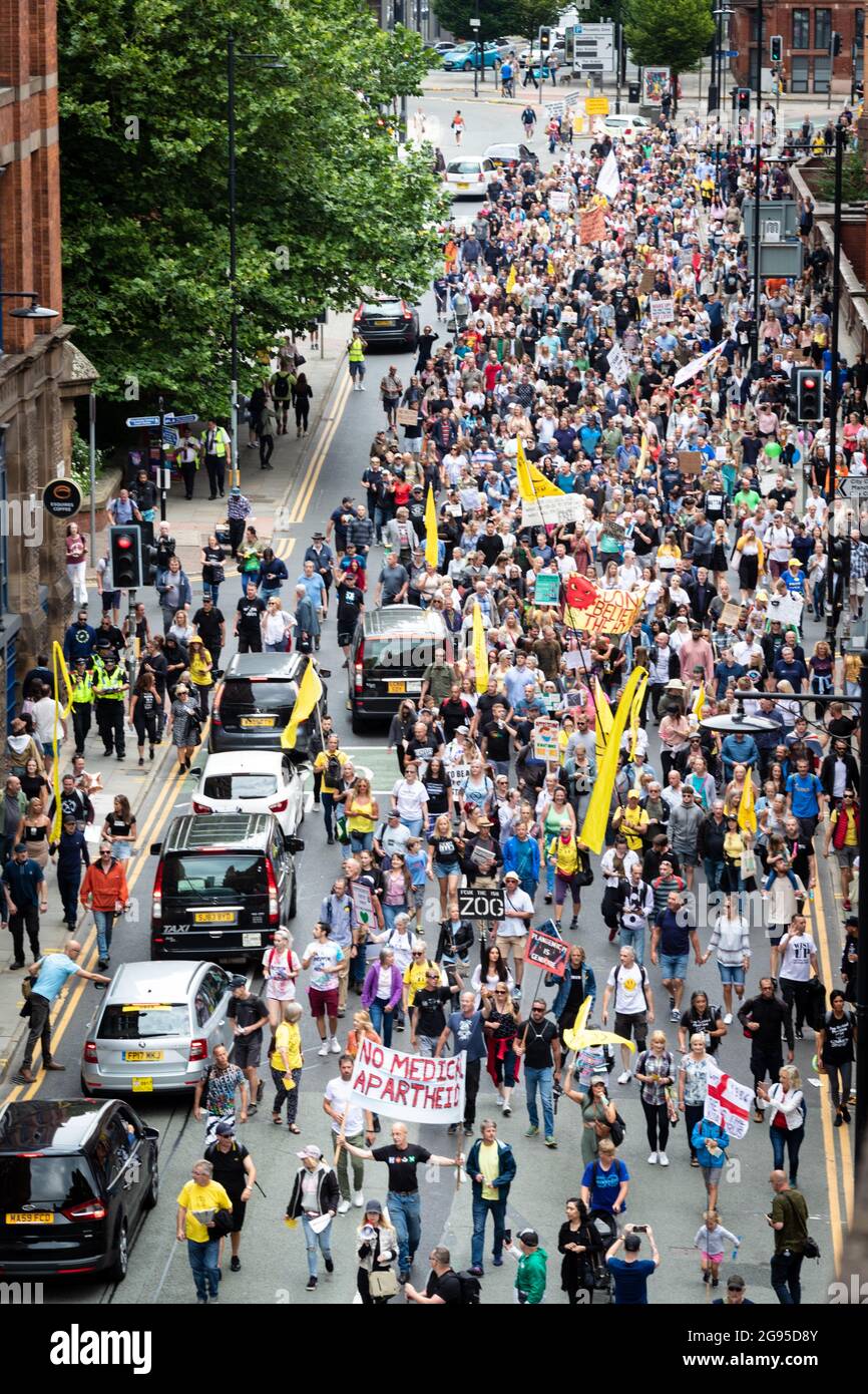Cientos de manifestantes contra los cierres de seguridad descienden sobre la ciudad. La gente marchan a través de Piccadilly para una demostración mundial de Rally for Freedom. Crédito: Andy Barton/Alamy Live News Foto de stock