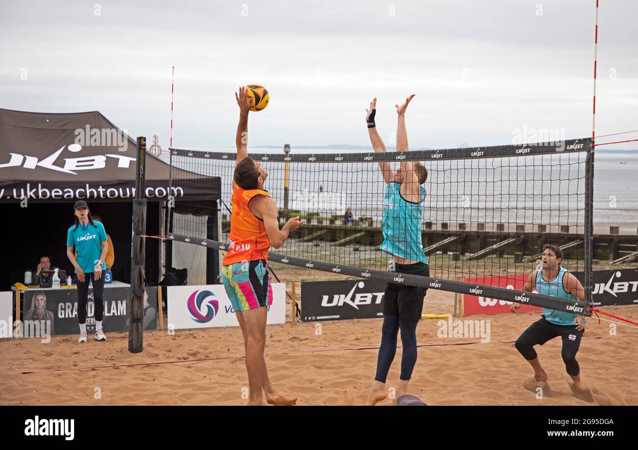 Portobello, Edimburgo, Escocia, Reino Unido. 24th de julio de 2021. Evento para hombres, UKBT Grand Slam Series Volleyball 2021, ofrecido por la Scottish Volleyball Association en colaboración con UK Beach en el primer evento Scottish Grand Slam. Foto: Azul: Mark Garcia-Kidd /JJ Van Den Bogert, Naranja: Sam Dunbavin/Sam Walrond. Crédito: Arch White/Alamy Live News. Foto de stock