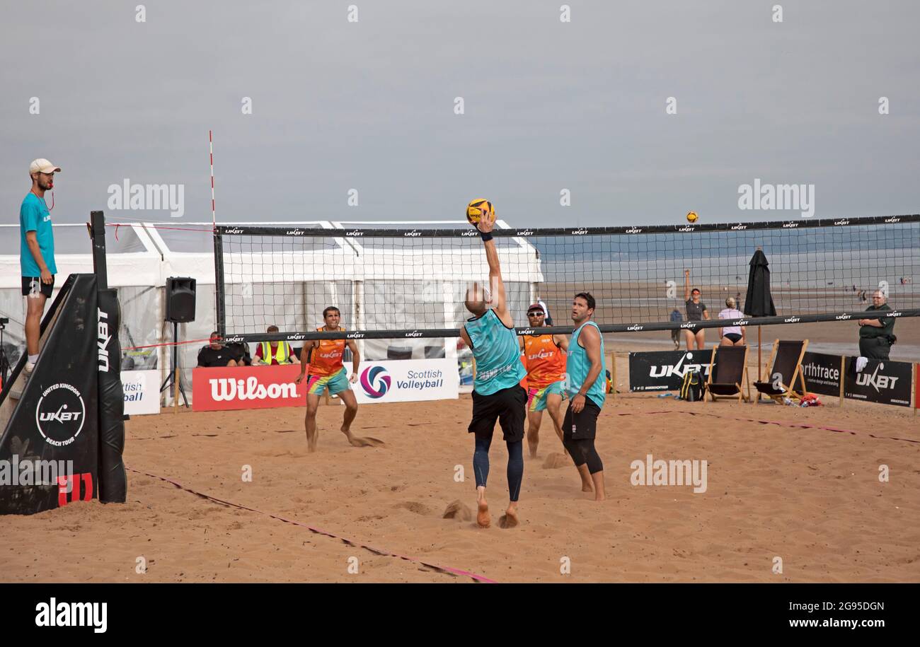 Portobello, Edimburgo, Escocia, Reino Unido. 24th de julio de 2021. Evento para hombres, UKBT Grand Slam Series Volleyball 2021, ofrecido por la Scottish Volleyball Association en colaboración con UK Beach en el primer evento Scottish Grand Slam. Foto: Azul: Mark Garcia-Kidd /JJ Van Den Bogert, Naranja: Sam Dunbavin/Sam Walrond. Crédito: Arch White/Alamy Live News. Foto de stock