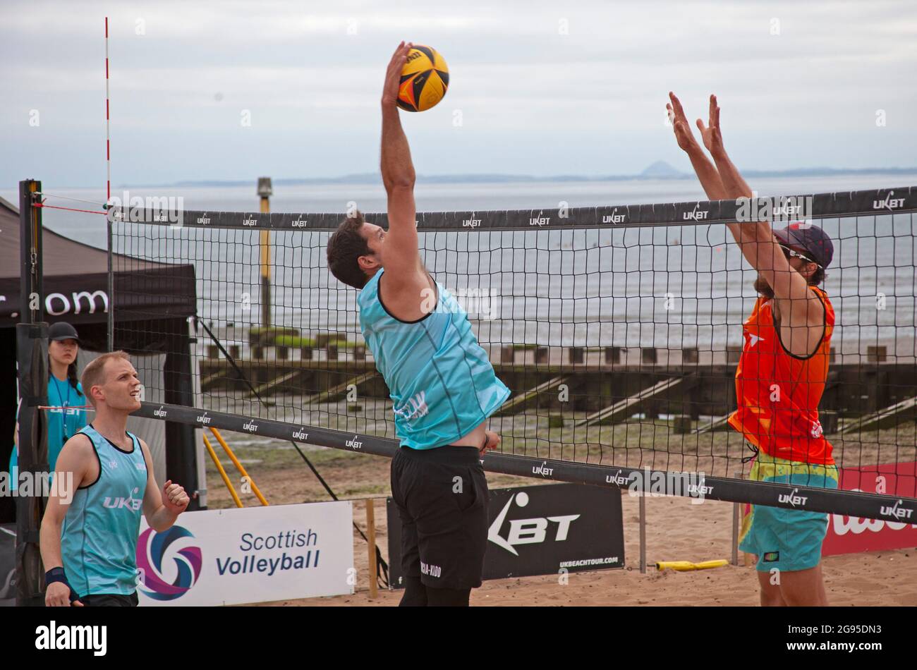 Portobello, Edimburgo, Escocia, Reino Unido. 24th de julio de 2021. Evento para hombres, UKBT Grand Slam Series Volleyball 2021, ofrecido por la Scottish Volleyball Association en colaboración con UK Beach en el primer evento Scottish Grand Slam. Foto: Azul: Mark Garcia-Kidd /JJ Van Den Bogert, Naranja: Sam Dunbavin/Sam Walrond. Crédito: Arch White/Alamy Live News. Foto de stock