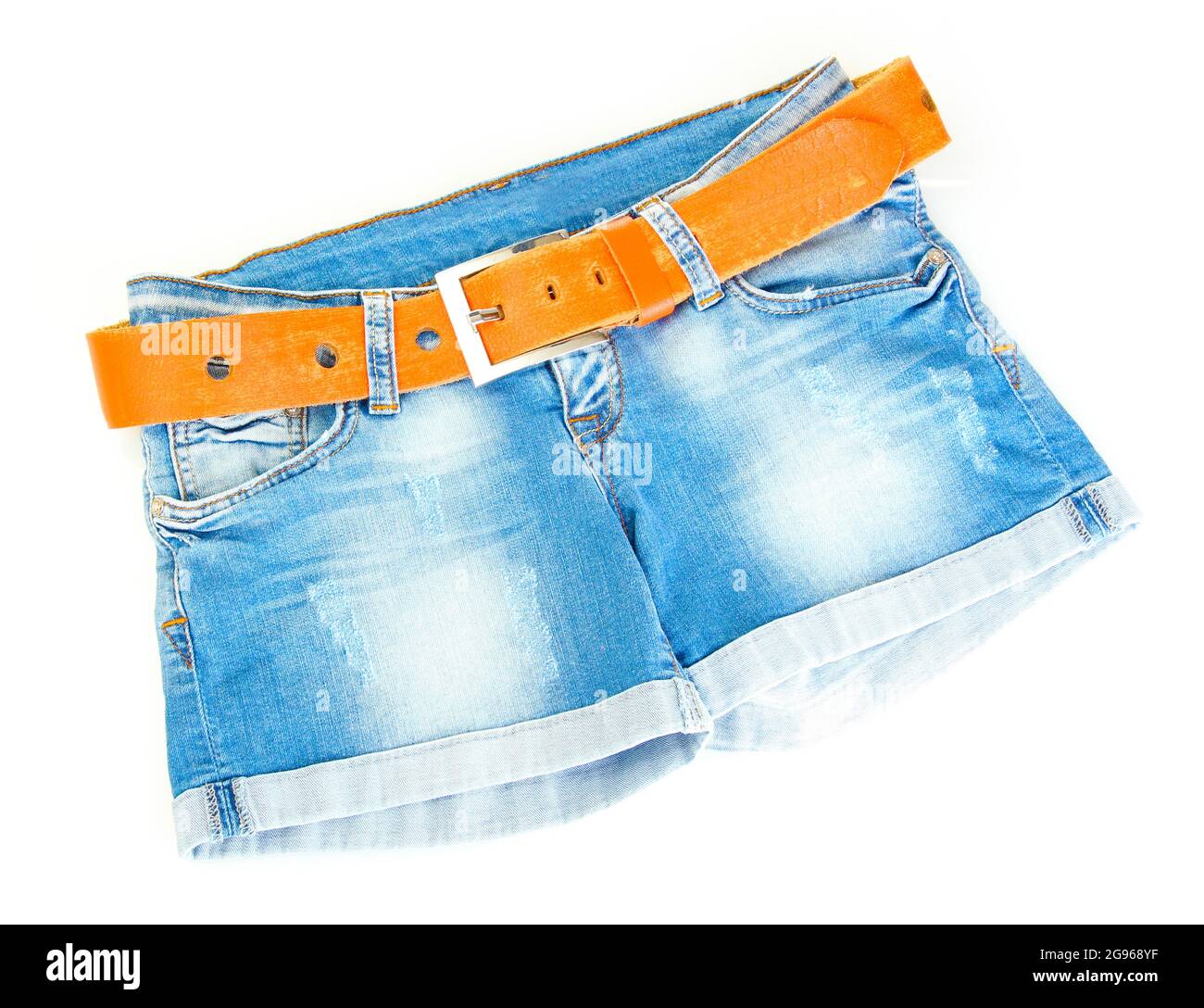 Las mujeres jeans shorts con cinturón de cuero aislado sobre fondo blanco  Fotografía de stock - Alamy