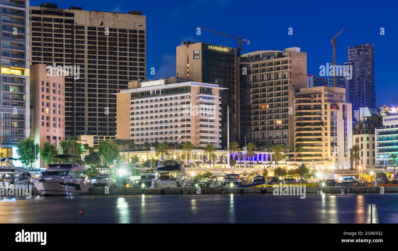 Phoenicia Hotel y la bahía de Zaitunay por la noche, Beirut, Líbano Foto de stock