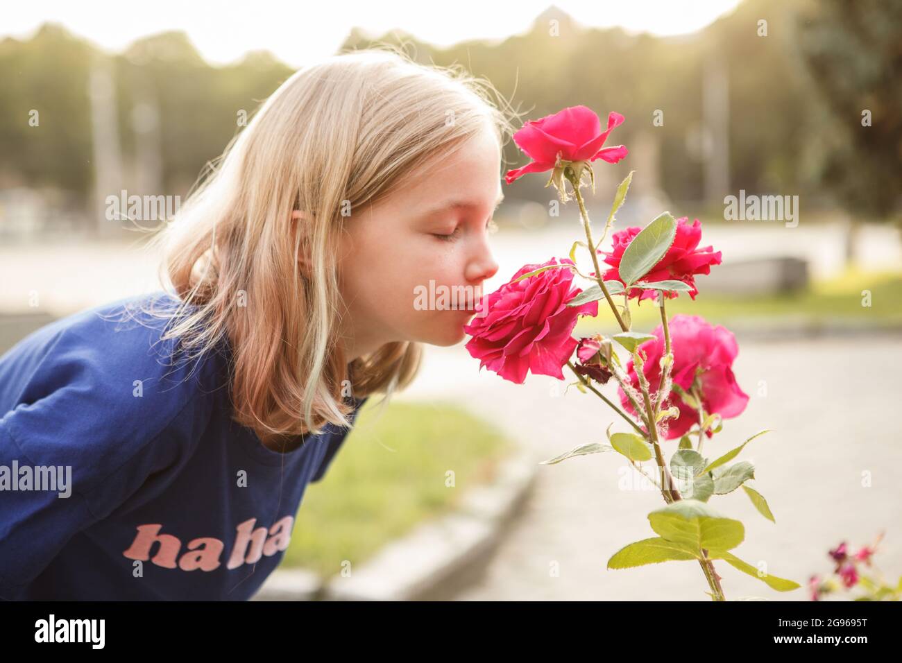 Niña que huele a flor fotografías e imágenes de alta resolución - Página 7 - Alamy Niña que huele a flor fotografías e imágenes de alta resolución - Página 7 - Alamy
