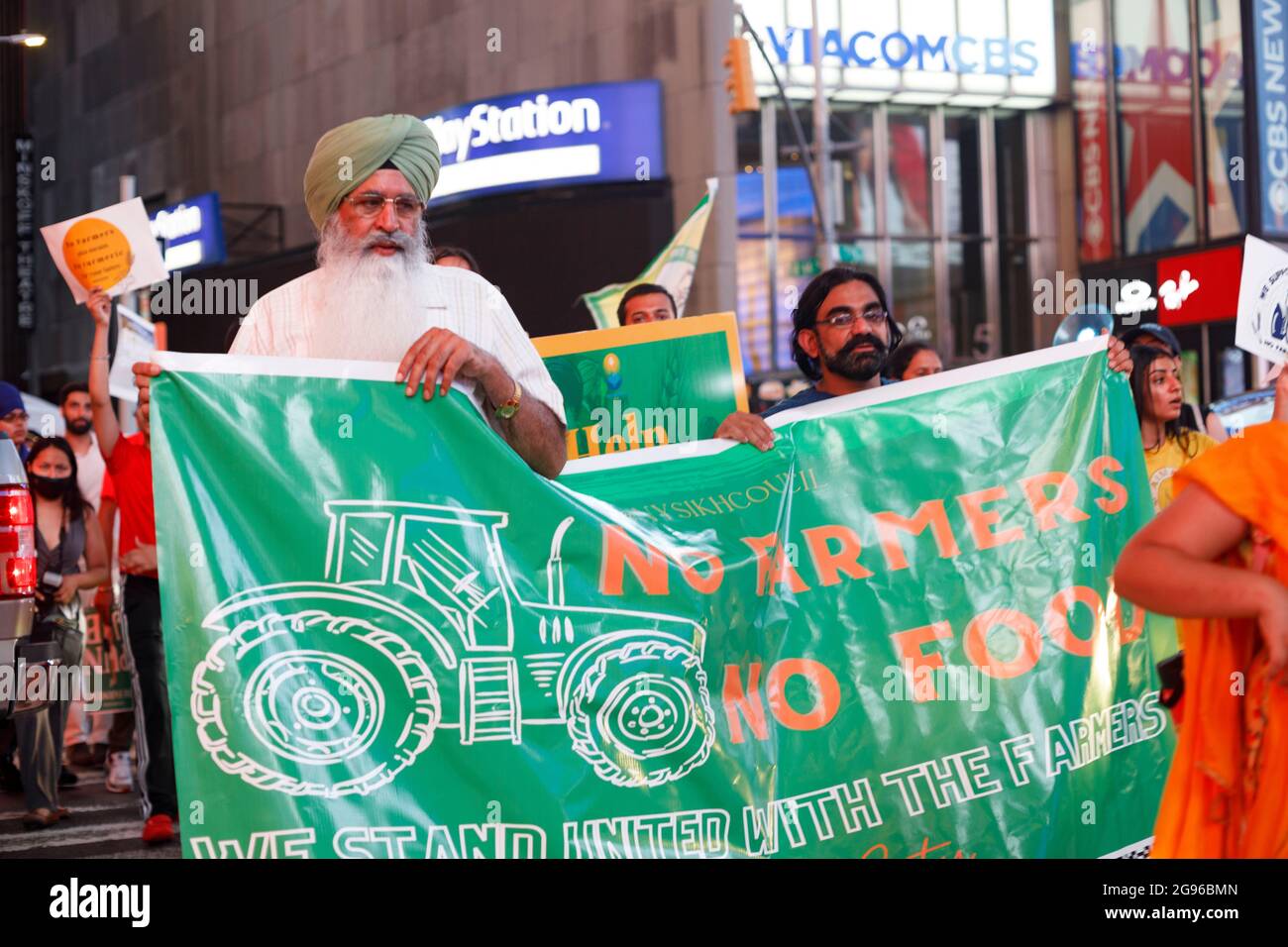 ¡Los manifestantes sostienen una bandera que dice No Farmers! ¡No hay comida! Durante la manifestación, el Consejo Sikh de Nueva York protestó en solidaridad con los agricultores que protestaban en la India contra las tres nuevas leyes que desregulan el sector agrícola en la India. Estas nuevas leyes eliminan los subsidios gubernamentales para los agricultores que garantizan un precio mínimo para ciertos cultivos, eliminan la infraestructura gubernamental para la tenencia de los cultivos de los agricultores y obligan a los agricultores a tratar con las empresas privadas como trabajadores contratados sin mucho recurso legal contra las empresas privadas. Foto de stock