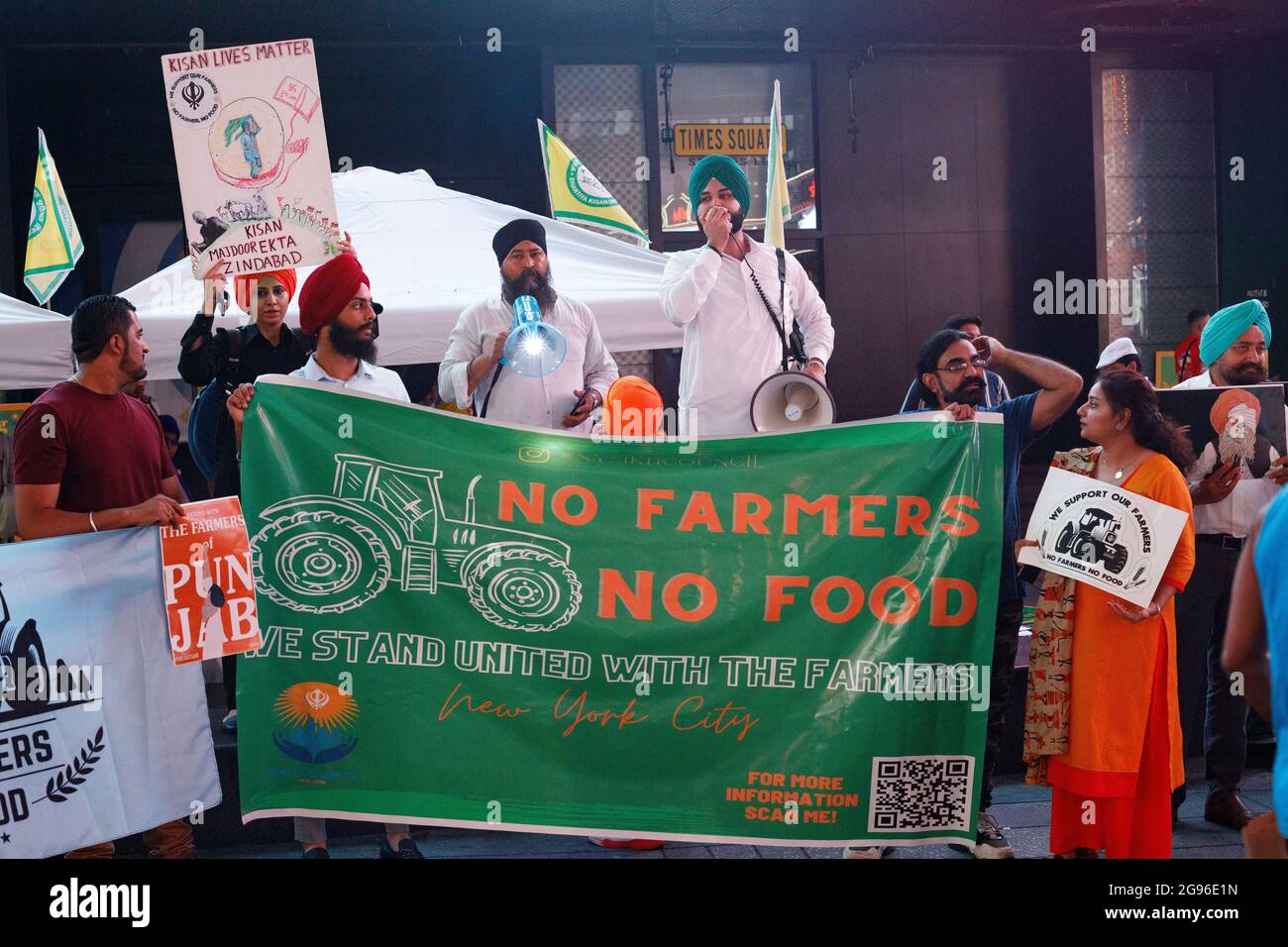 ¡Los manifestantes sostienen una bandera que dice No Farmers! ¡No hay comida! Durante la manifestación, el Consejo Sikh de Nueva York protestó en solidaridad con los agricultores que protestaban en la India contra las tres nuevas leyes que desregulan el sector agrícola en la India. Estas nuevas leyes eliminan los subsidios gubernamentales para los agricultores que garantizan un precio mínimo para ciertos cultivos, eliminan la infraestructura gubernamental para la tenencia de los cultivos de los agricultores y obligan a los agricultores a tratar con las empresas privadas como trabajadores contratados sin mucho recurso legal contra las empresas privadas. (Foto de Stephen Zenner/SOPA Images/Sipa USA) Foto de stock