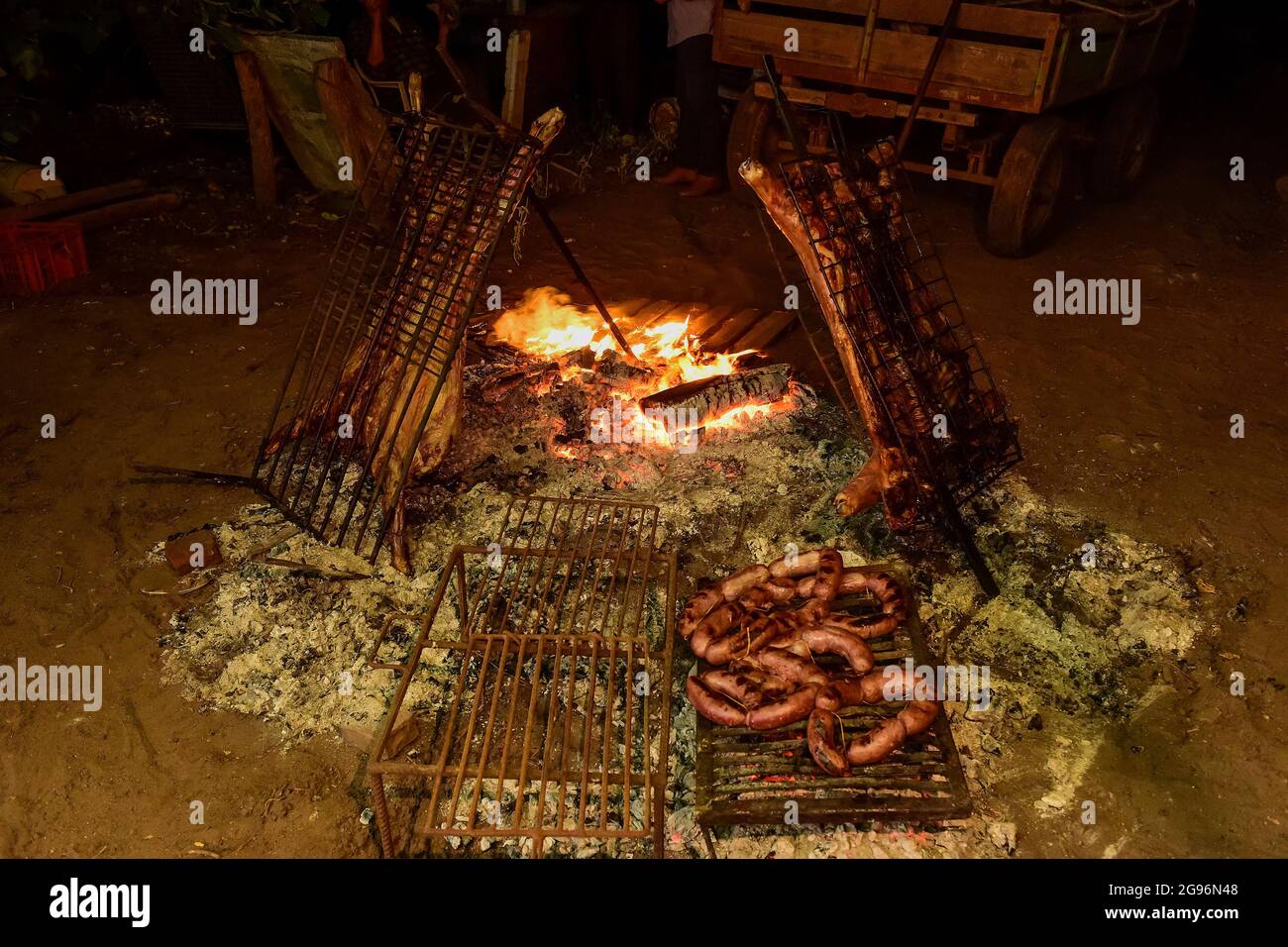 Cordero al asador, cocina tradicional argentina, provincia de La Pampa,  Patagonia, Argentina Fotografía de stock - Alamy