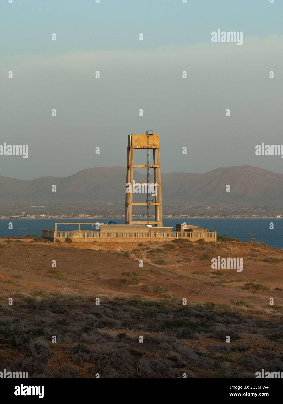 Torre de cinco pisos con escalera exterior para subir con vista al mar en La Guajira, Colombia Foto de stock