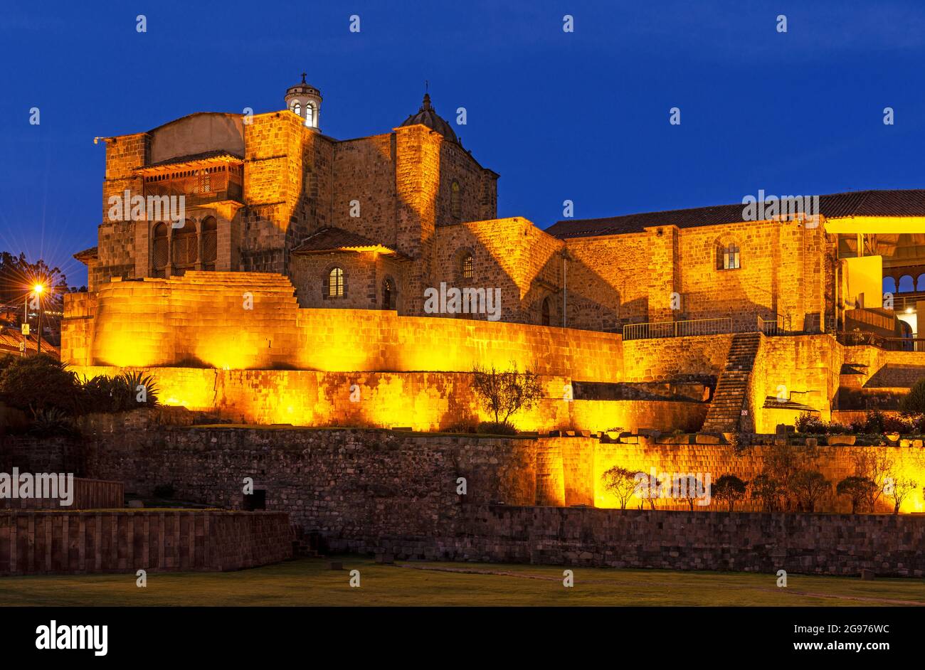 Templo del Sol inca Qorikancha y convento de Santo Domingo por la noche, ciudad de Cusco, Perú. Foto de stock