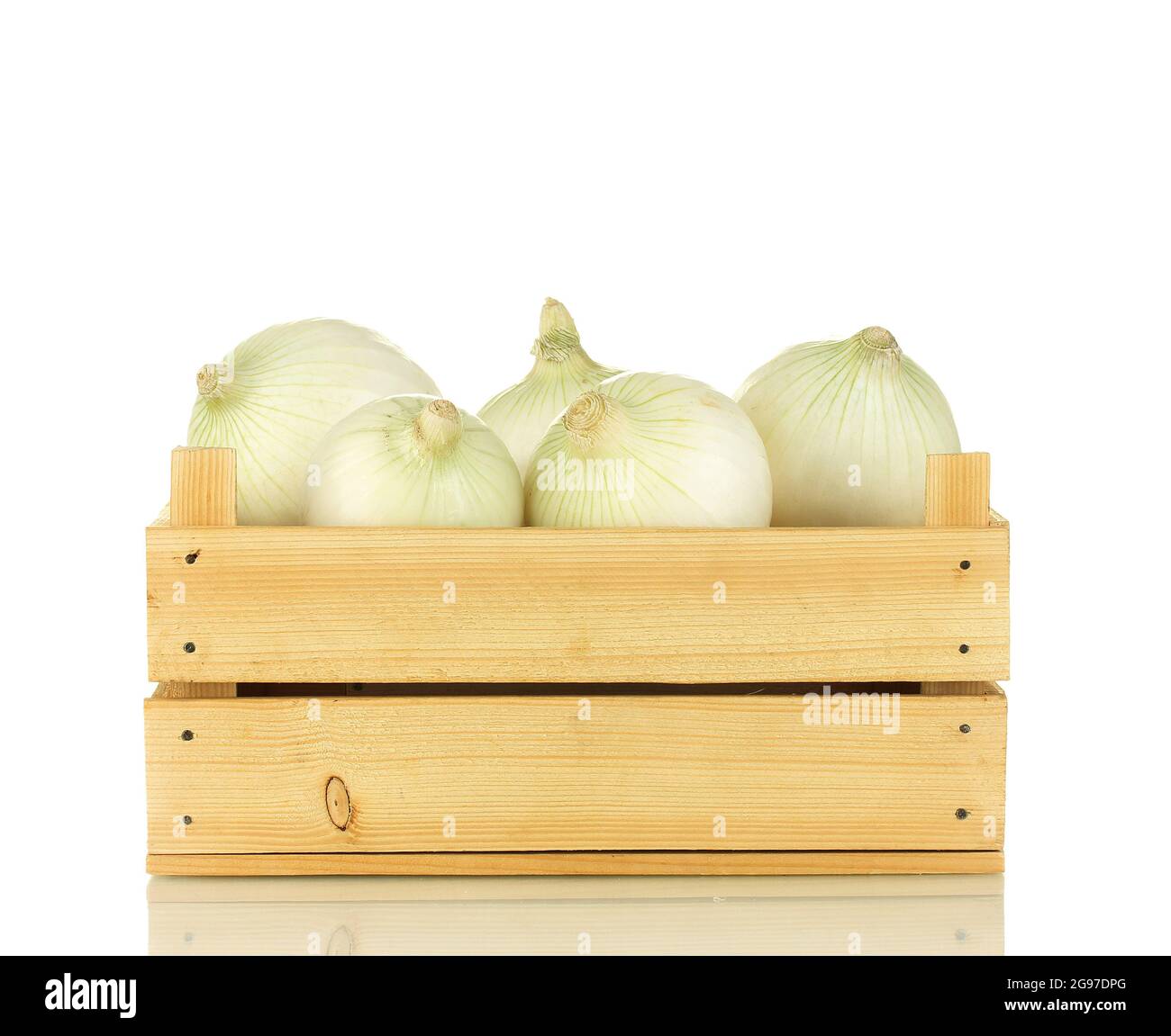 cebolla blanca en caja de madera aislada sobre fondo blanco Fotografía de  stock - Alamy