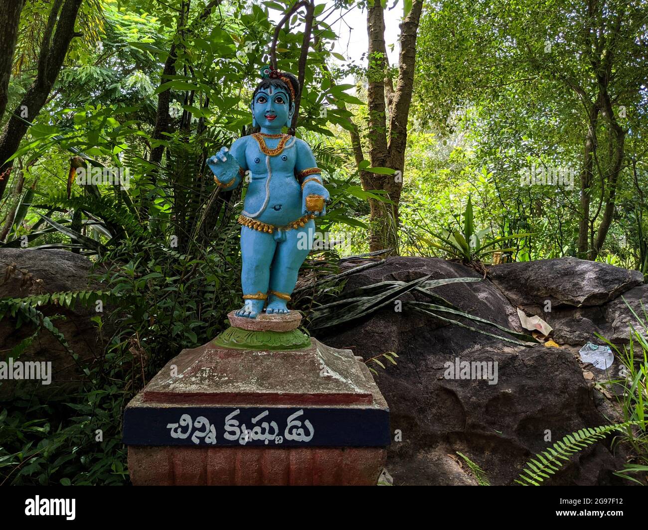 Vista del ídolo de pie de Lord Little Sri Krishna aislado en el jardín de rocas natural de Tirumala, Tirumala, Andhra Pradesh, India-Julio de 10,2021 Foto de stock