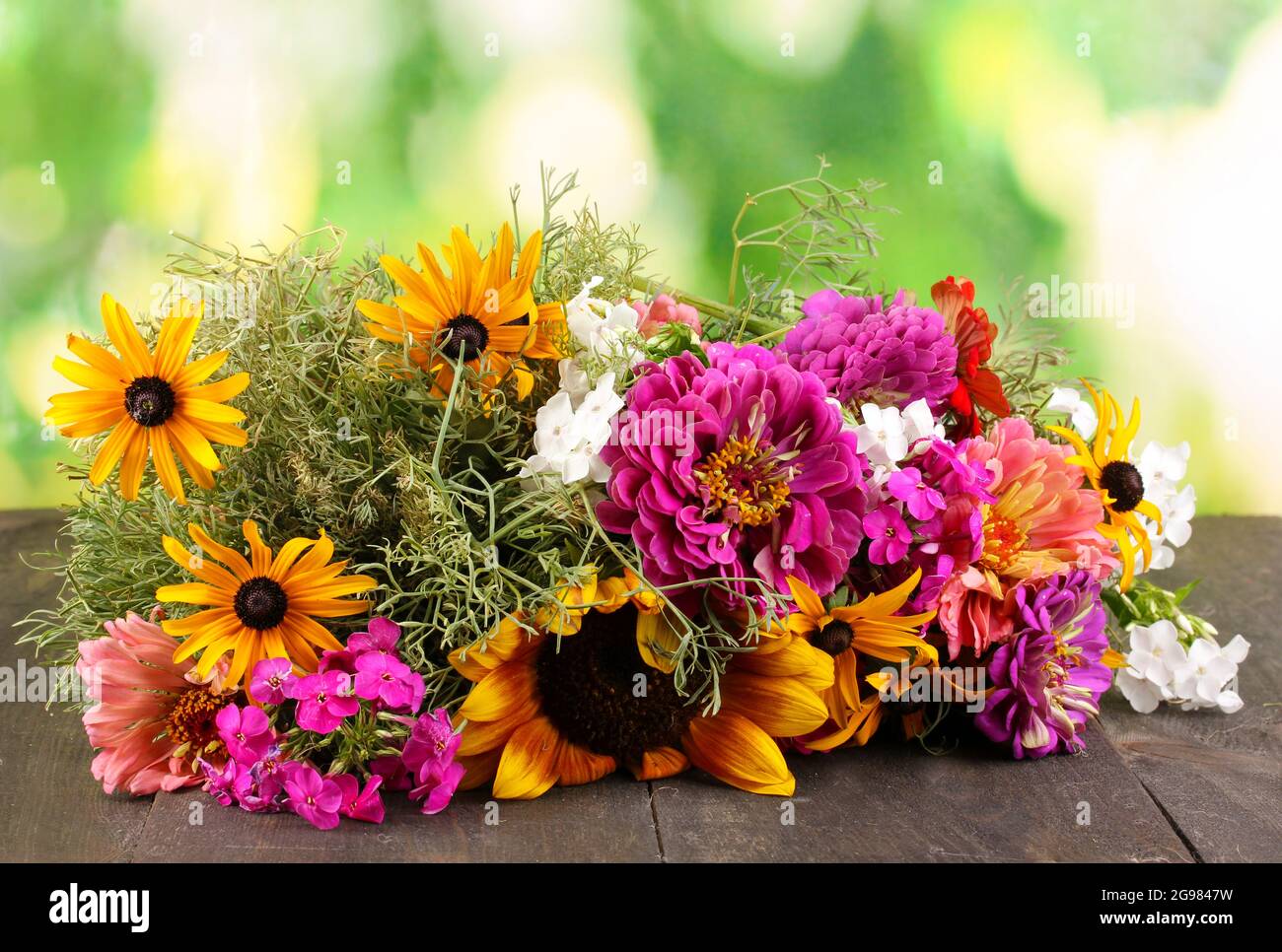 Hermoso ramo de flores brillantes sobre mesa de madera sobre fondo natural Fotografía de stock - Alamy Hermoso ramo de flores brillantes sobre mesa de madera sobre fondo natural Fotografía de stock - Alamy