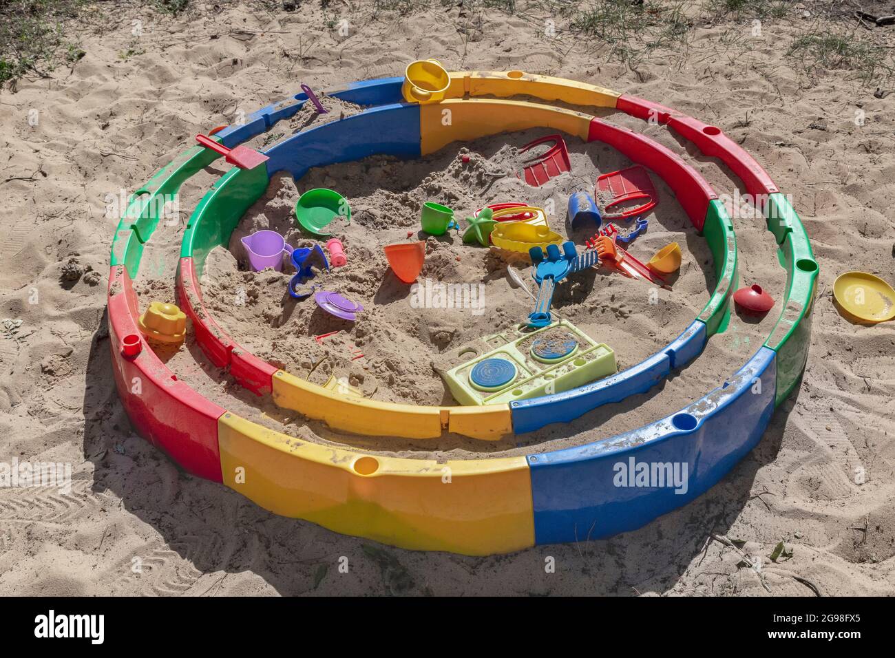 Al frente garrapata Estructuralmente Una pequeña caja de arena con juguetes para niños Fotografía de stock -  Alamy