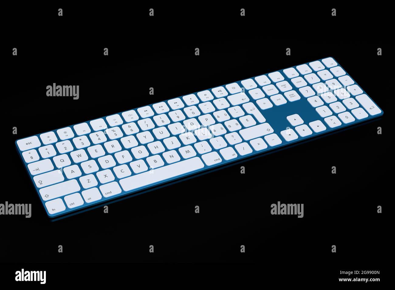 Teclado moderno de aluminio azul con teclado numérico aislado sobre fondo negro. 3D Representación de equipos para oficina en casa y espacio de trabajo Foto de stock