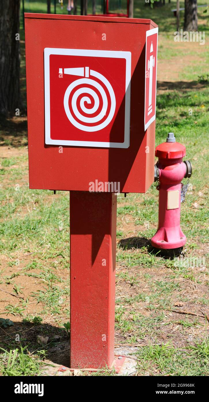 columna con carrete y un hidrante rojo en el fondo disponible para los  bomberos para extinguir incendios Fotografía de stock - Alamy