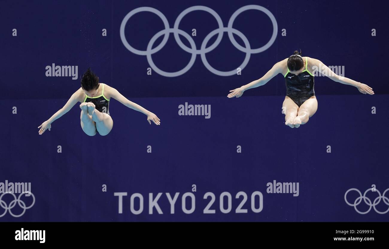 Haruka Enomoto (R) y Hazuki Miyamoto de Japón actúan durante la competición  de buceo de trampolín sincronizada de 3 metros para mujeres en los Juegos  Olímpicos de Tokio el 25 de julio