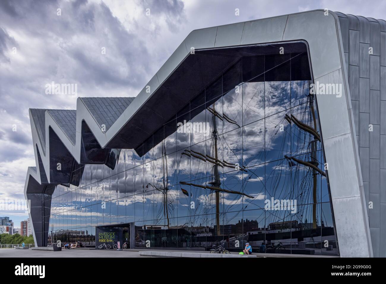 El Museo de Glasgow Riverside, Museo del Transporte, con el barco alto Glenlee reflejado en la pared de vidrio. Foto de stock