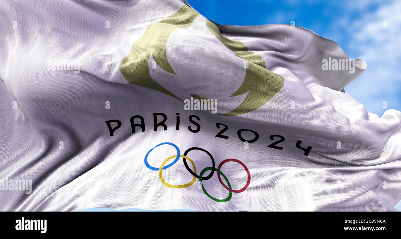 Tokio, Japón, 2021 de julio: París 2024 Bandera olímpica ondeando en el viento. Los Juegos olímpicos de Verano de París 2024 están programados para tener lugar del 26 de julio al 11 A. Foto de stock