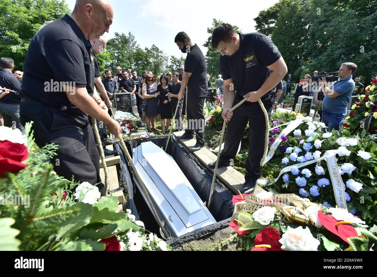 Unas 30 personas asistieron al funeral del romaní checo Stanislav Tomas, que murió poco después de una ofensiva policial en Teplice el 19 de junio, en la Iglesia Bautista de San Juan en Teplice, República Checa, el 24 de julio de 2021. (Foto CTK/Ondrej Hajek) Foto de stock