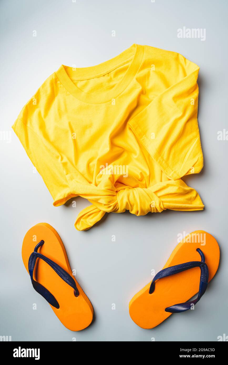 Ropa de moda de verano para mujer, camiseta con parte superior amarilla y  accesorios. Vista superior, diseño plano. Colección de primavera de verano  Fotografía de stock - Alamy
