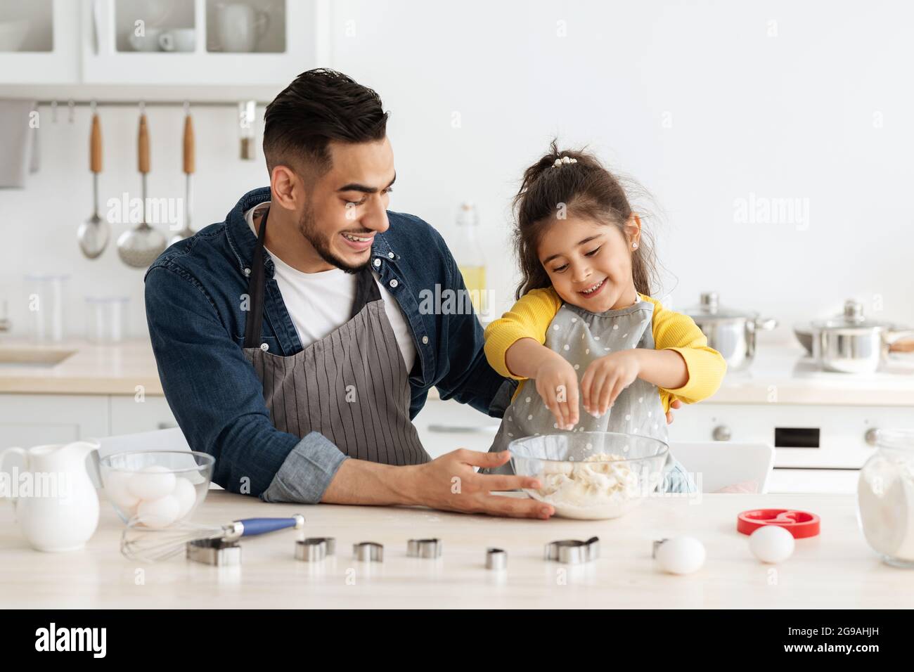Feliz padre medio oriental y su hija preparando la masa para galletas  juntos Fotografía de stock - Alamy