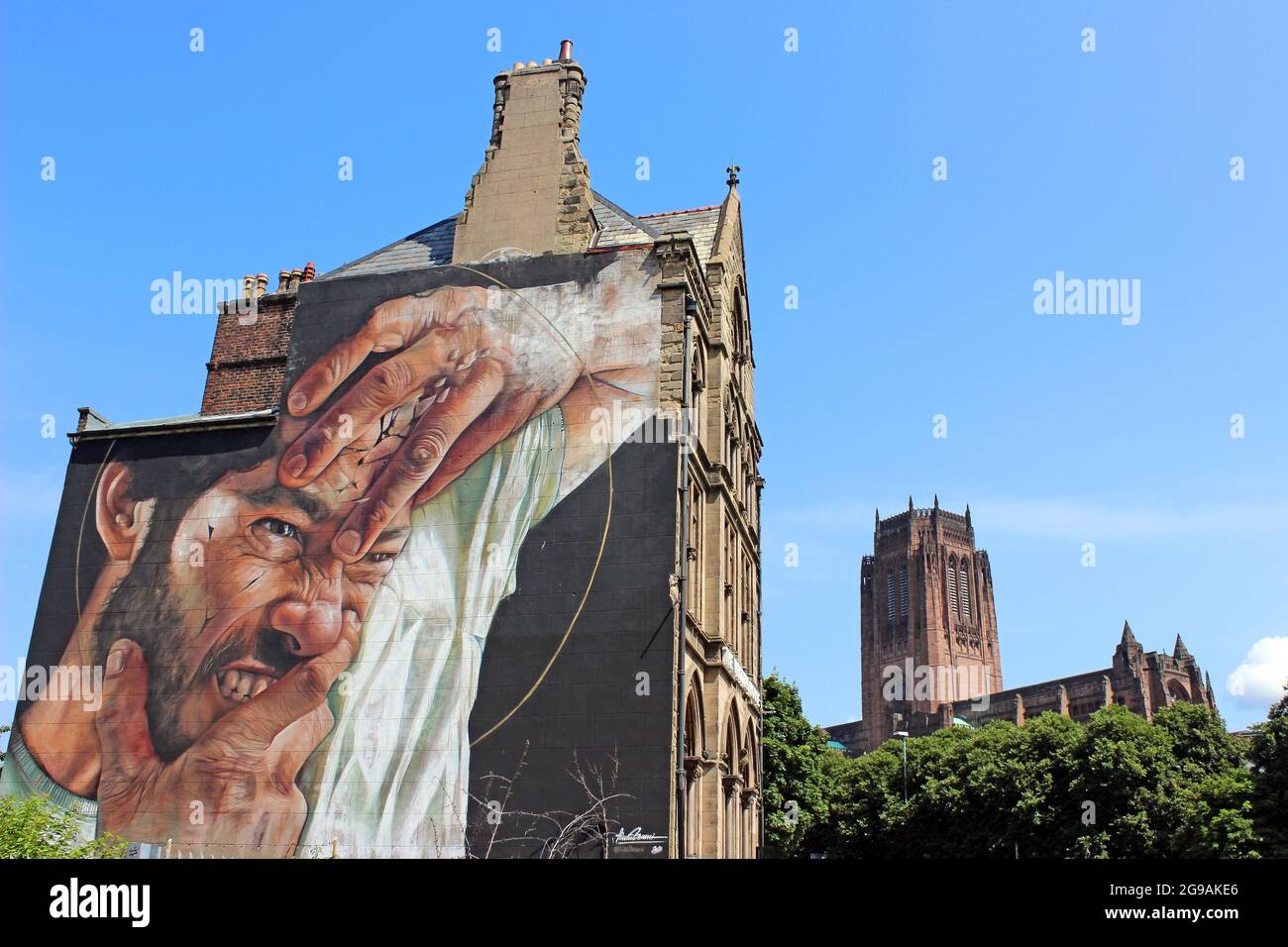 Mural urbano con la Catedral Anglicana de Liverpool en el fondo Foto de stock