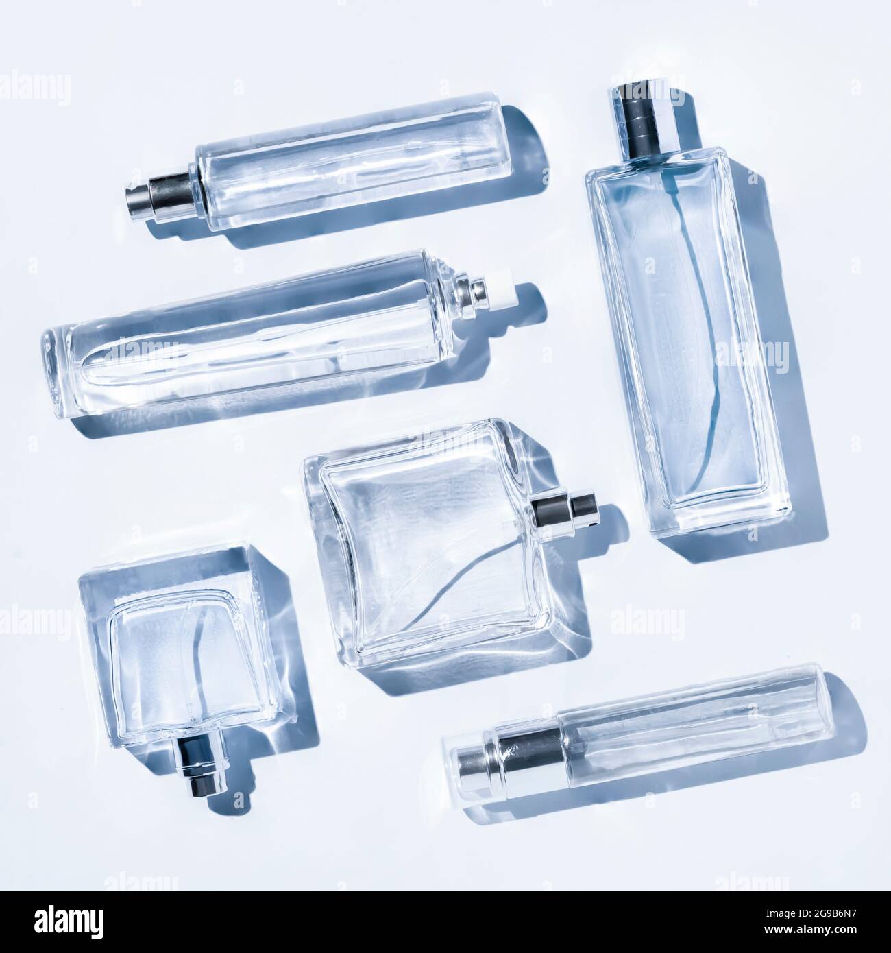 botellas de perfume de color azul claro. Flatlay todavía vida en el estilo  de minimalismo en un fondo, belleza y moda, marco cuadrado Fotografía de  stock - Alamy